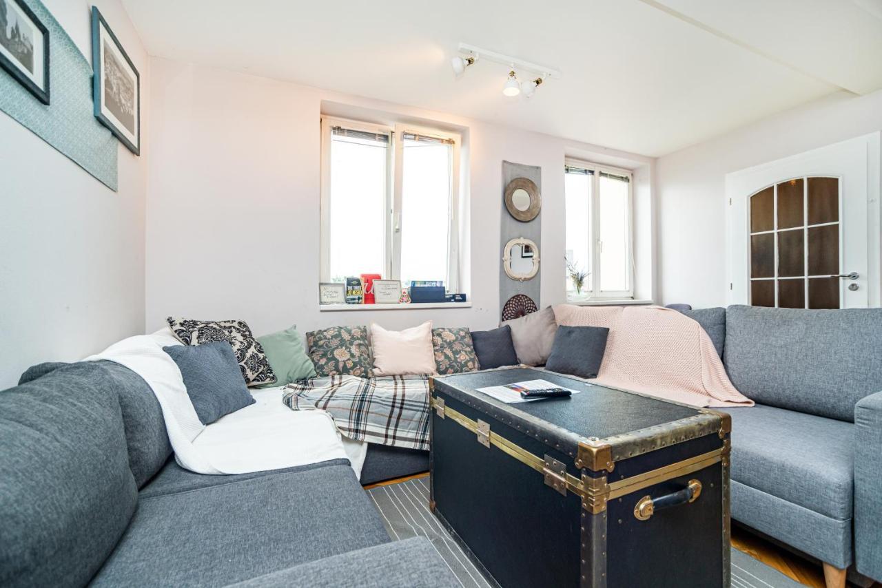 Central, Spacious, Modern 5 Bedrm Duplex W/balcony Appartement *