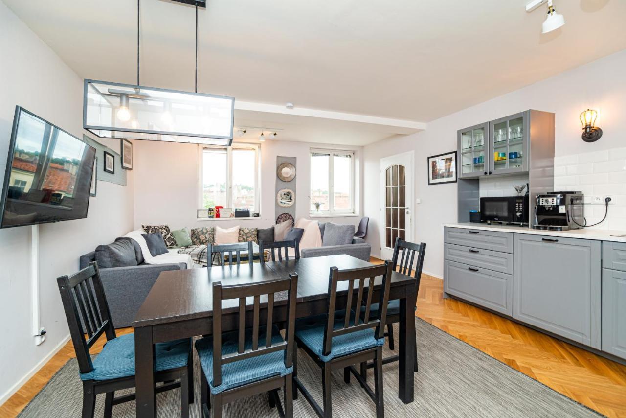 Appartement Central, Spacious, Modern 5 Bedrm Duplex W/balcony *