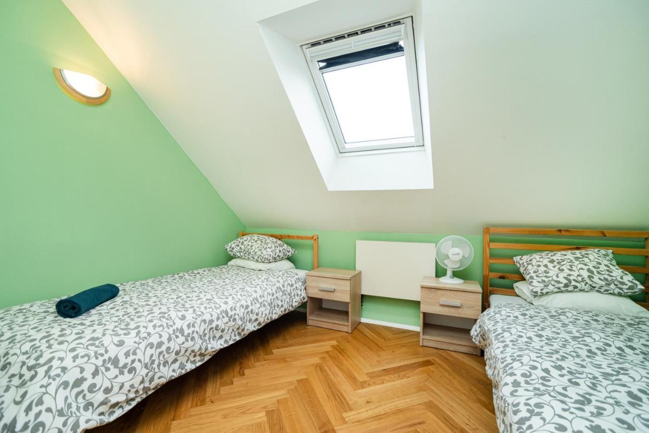 Central, Spacious, Modern 5 Bedrm Duplex W/balcony Appartement *