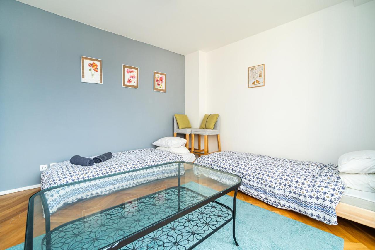 Central, Spacious, Modern 5 Bedrm Duplex W/balcony Appartement *