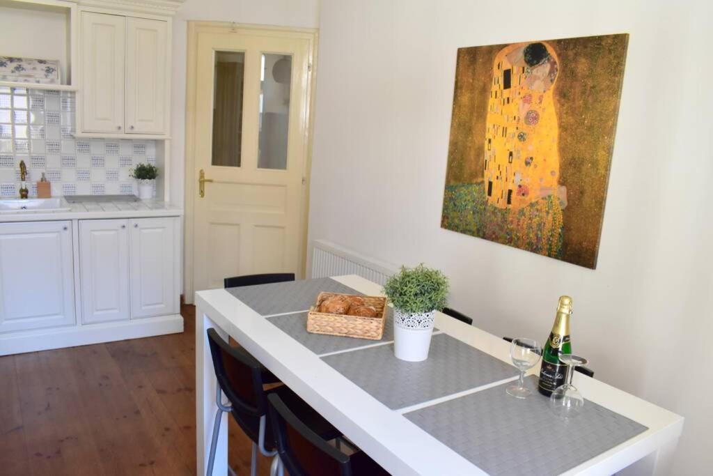 Airstay : Deluxe Old Town Apartment *