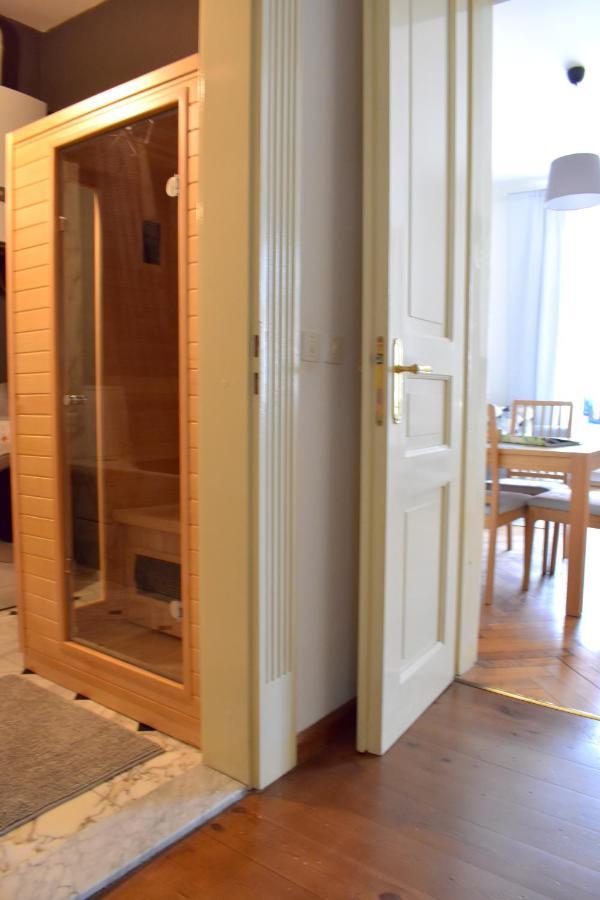 Airstay : Deluxe Old Town Apartment