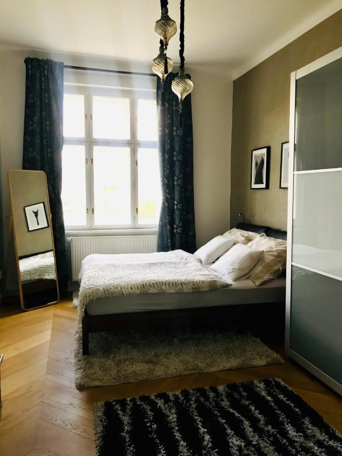 Outstanding In Center Apartment *