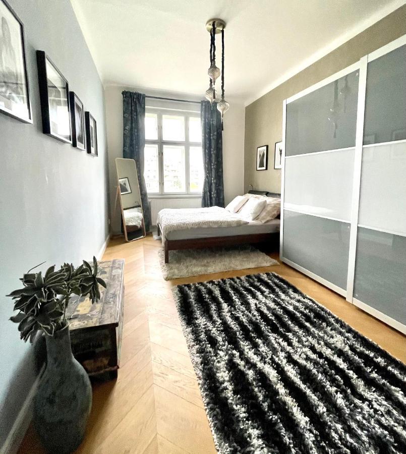 Outstanding In Center Apartment *