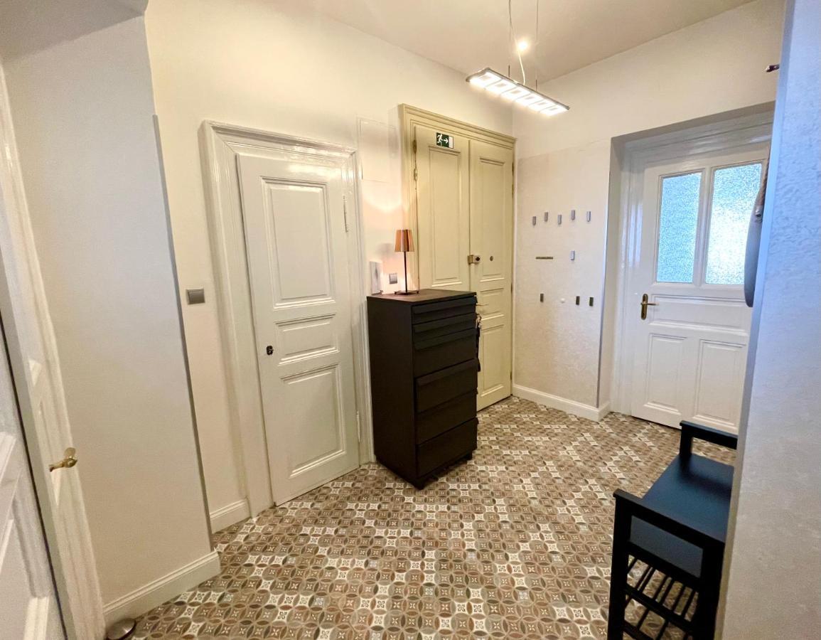 Outstanding In Center Apartment