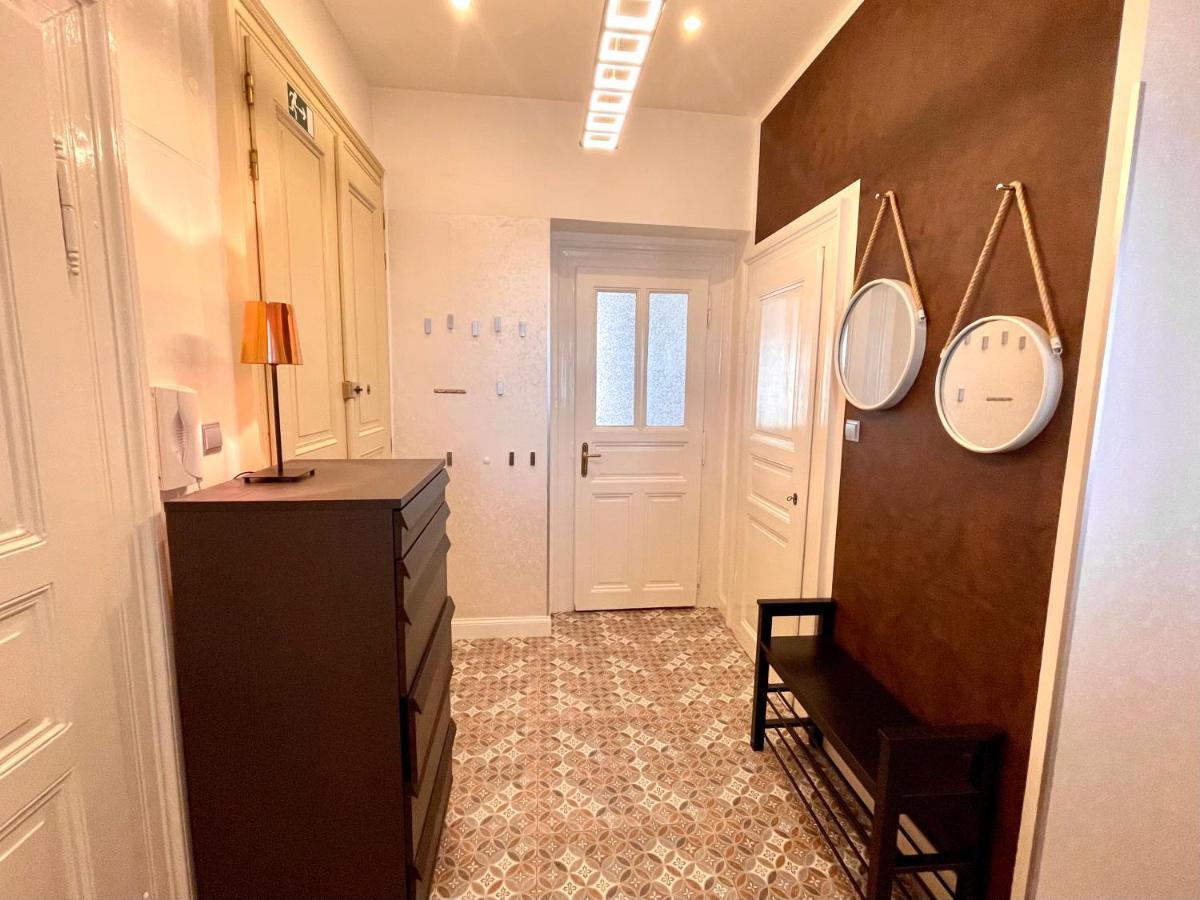Outstanding In Center Apartment *