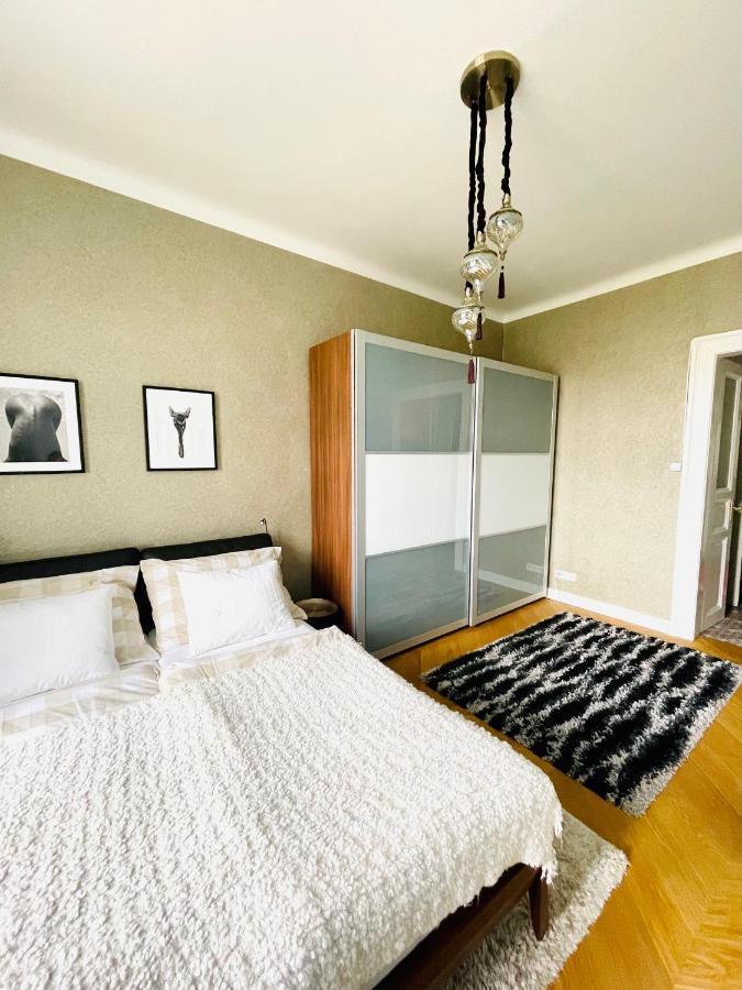 Outstanding In Center Apartment *