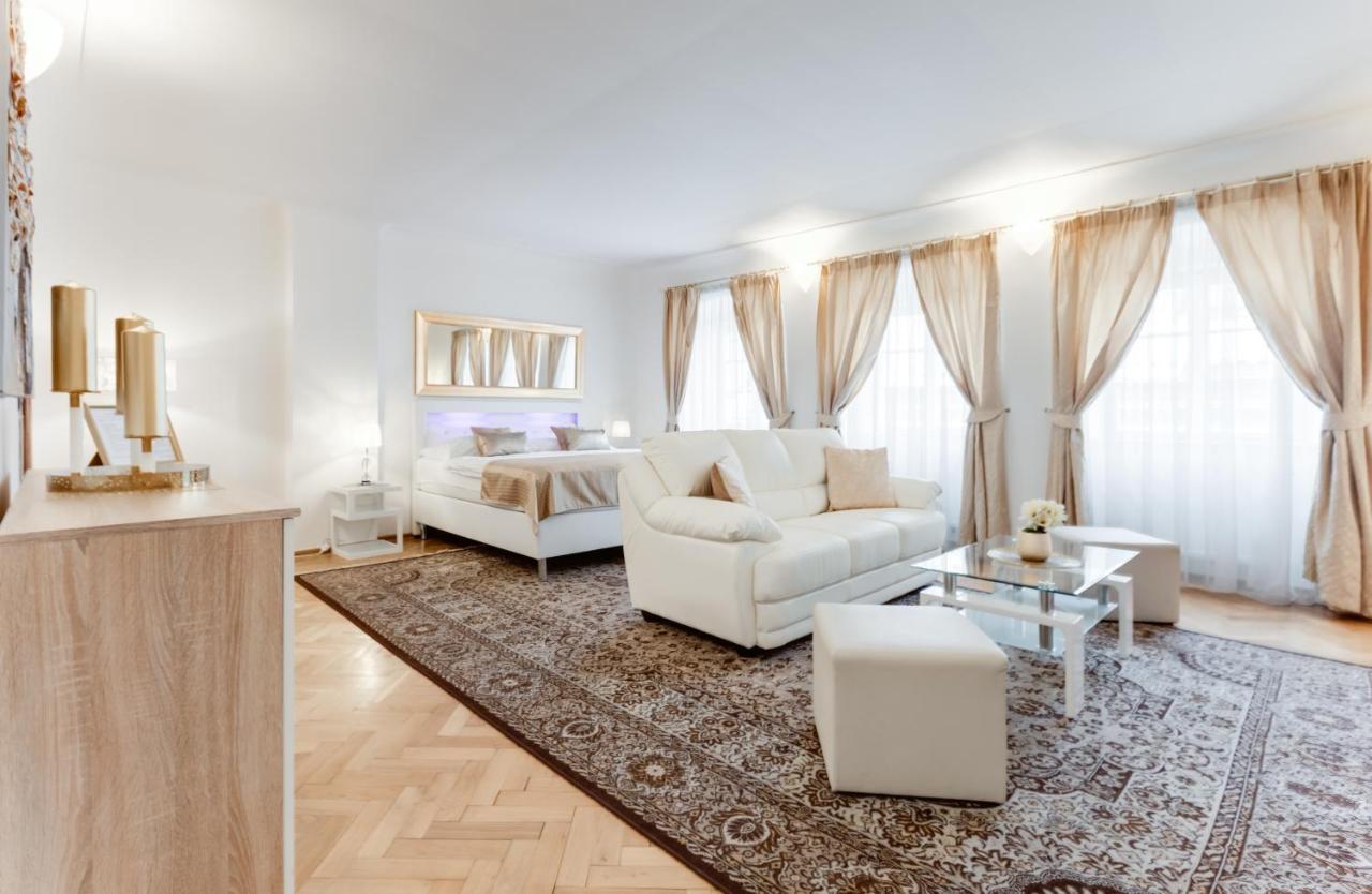 Charles Bridge Royal - Castle District Apartment Prague