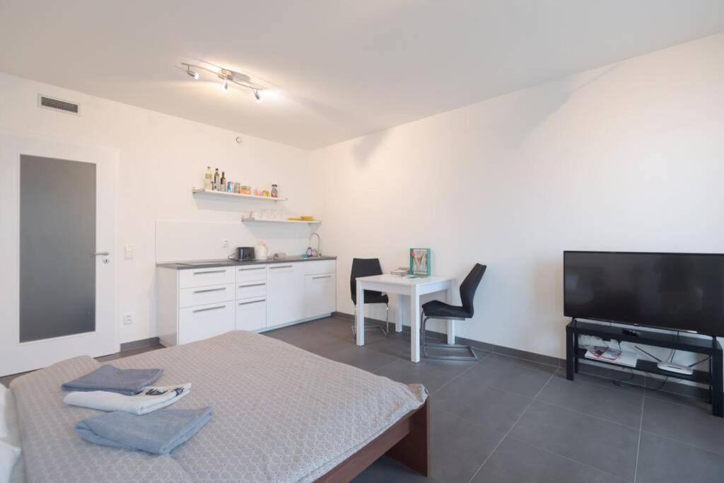 Bright Studio, 10min To The Centre, Free Parking Apartment Prague