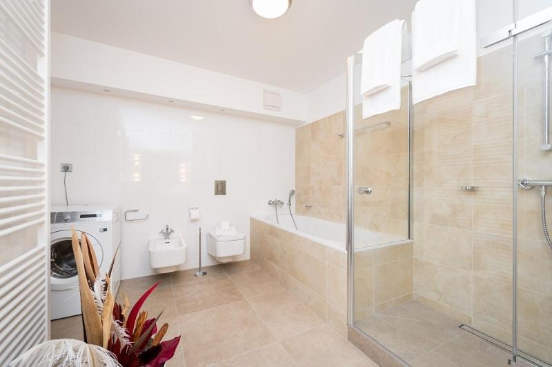 Avenue Apartment *