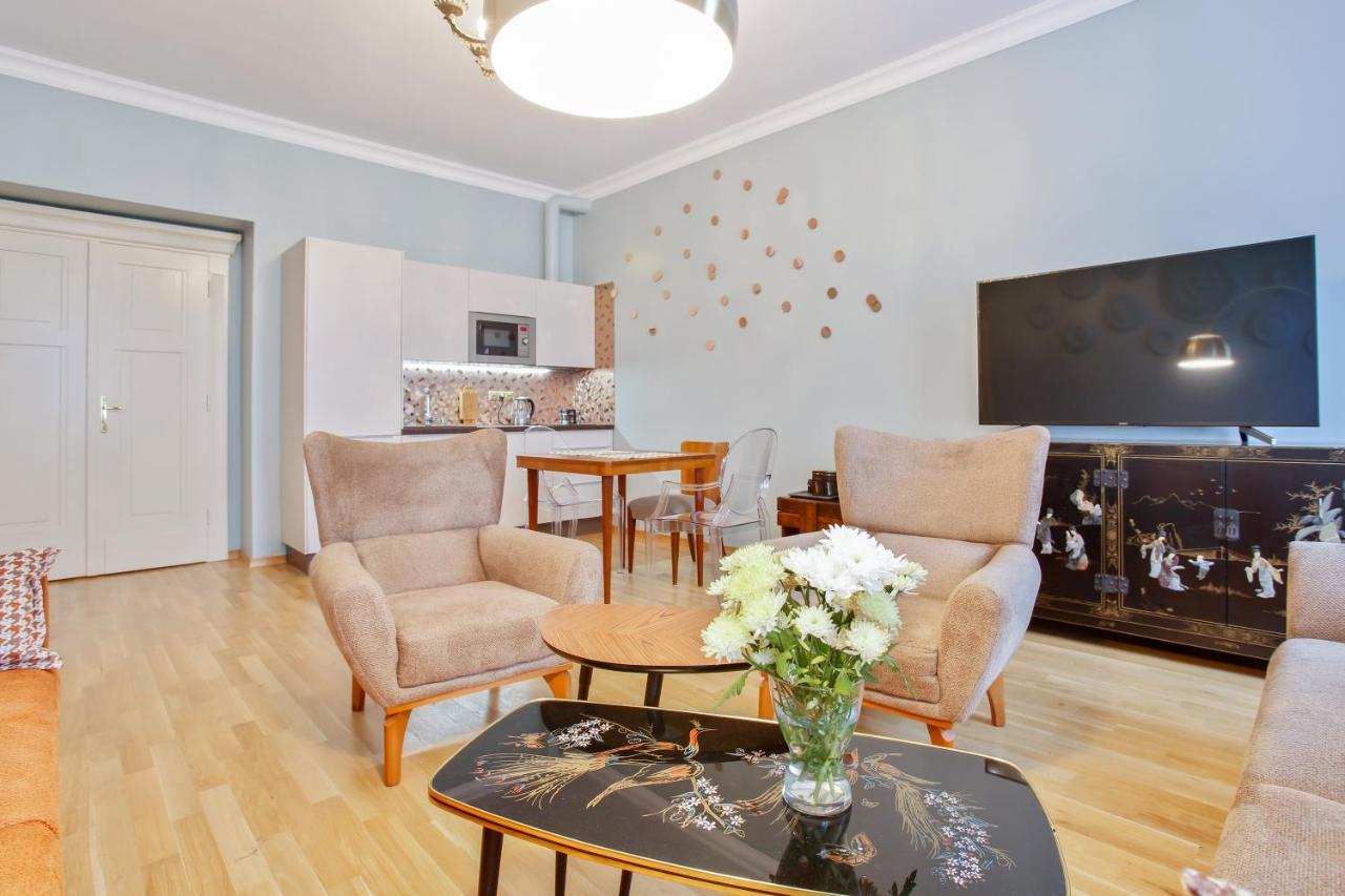 Newly Opened, Designer Opera Appartement *