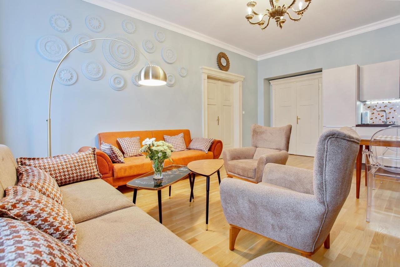 Newly Opened, Designer Opera Appartement *