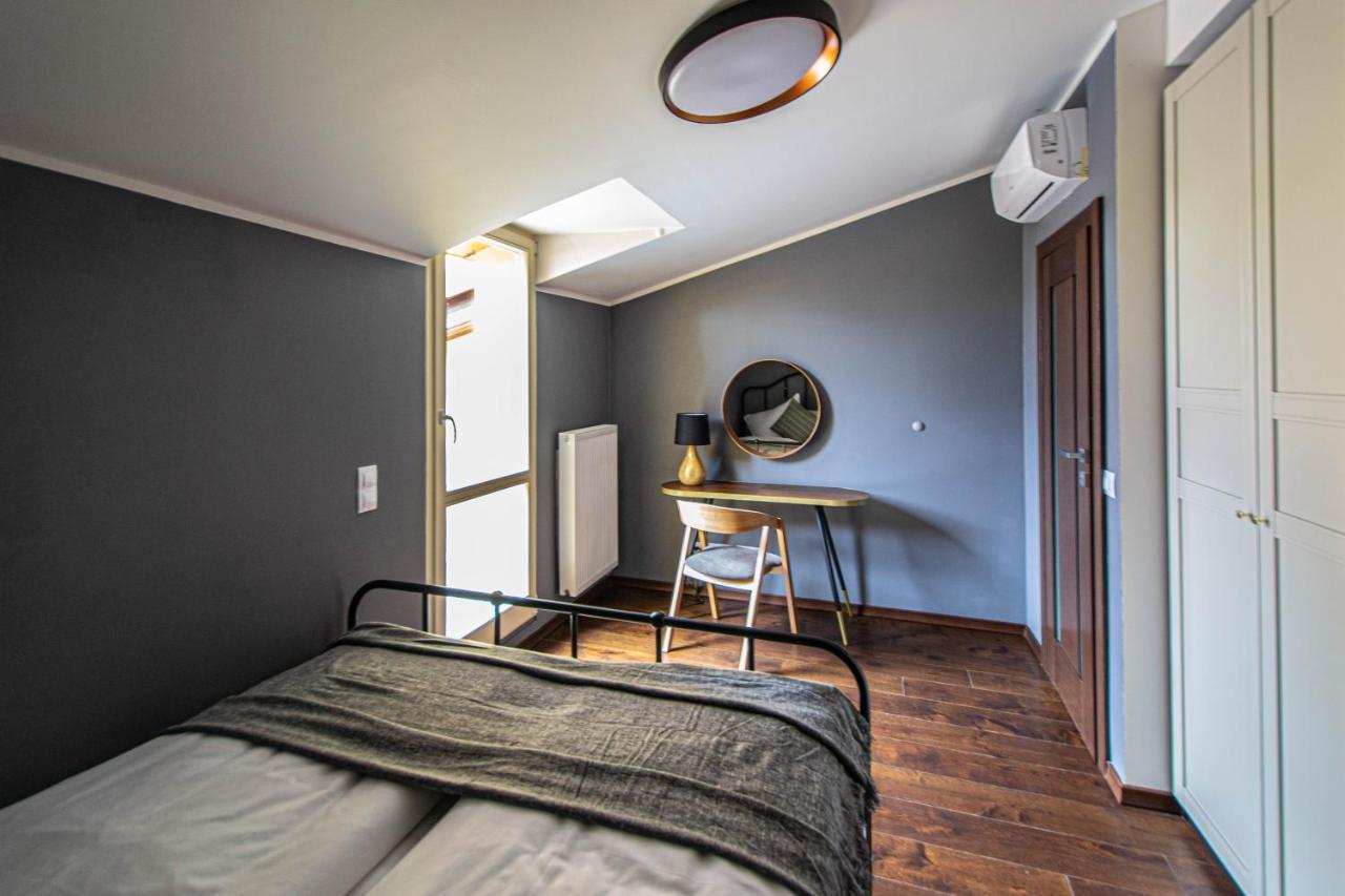 Quite Loft With Balcony And 3 Air Conditioners *