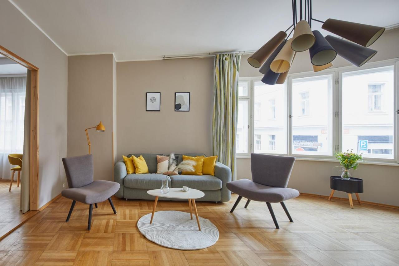 Days - Modern W Retro Elements - New Town Apartment Prague