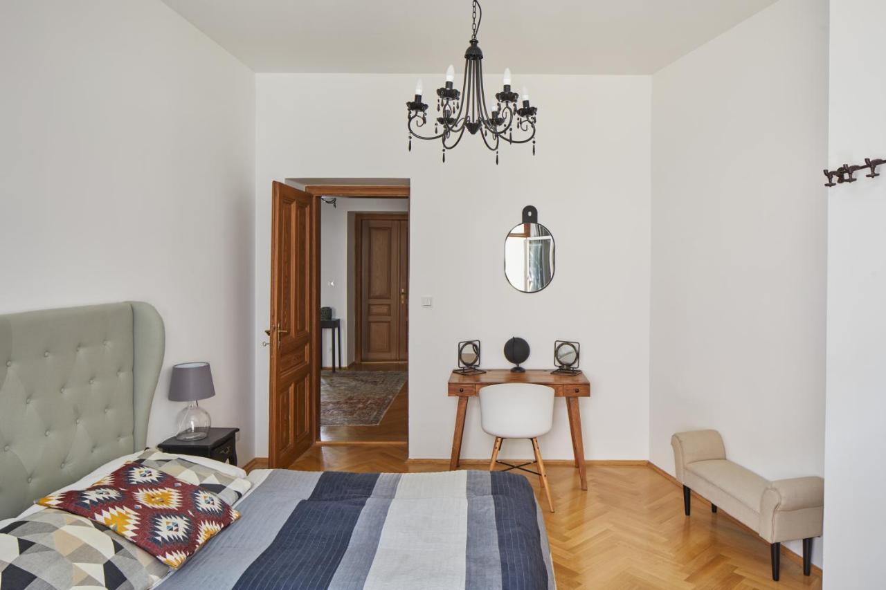 Days - Lavish In The Old Town - Balcony Apartment *