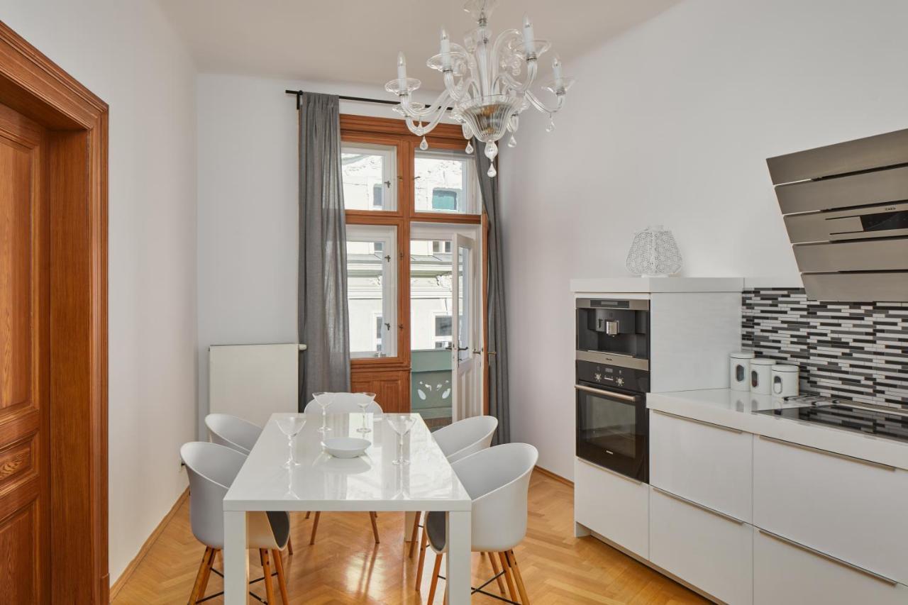 Apartment Days - Lavish In The Old Town - Balcony *