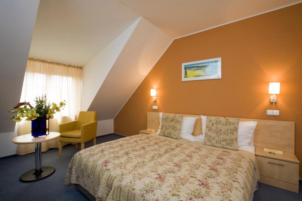 Chvalska Tvrz Otel 3*