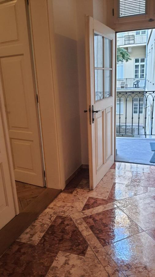 Private In Shared Luxurious Palace Like With 2 Bathrooms Including Whirlpool And Virtual Reality