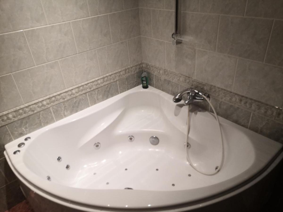 Private In Shared Luxurious Palace Like With 2 Bathrooms Including Whirlpool And Virtual Reality * Prag