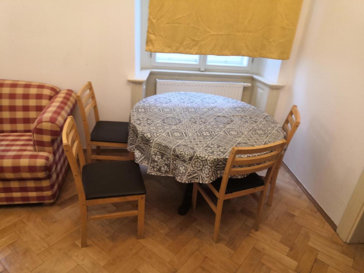Private In Shared Luxurious Palace Like With 2 Bathrooms Including Whirlpool And Virtual Reality Konukevi Prag