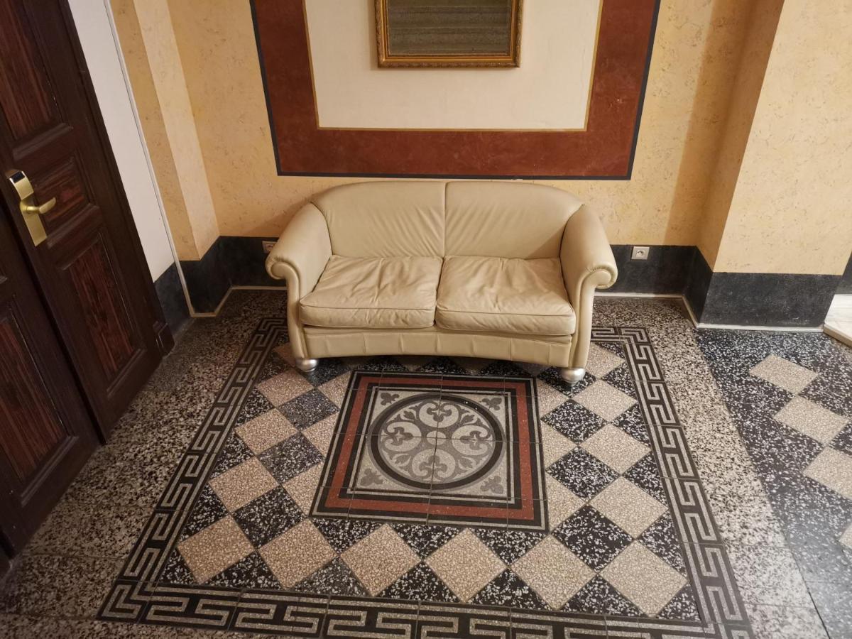 Quiet In Center Apartment *