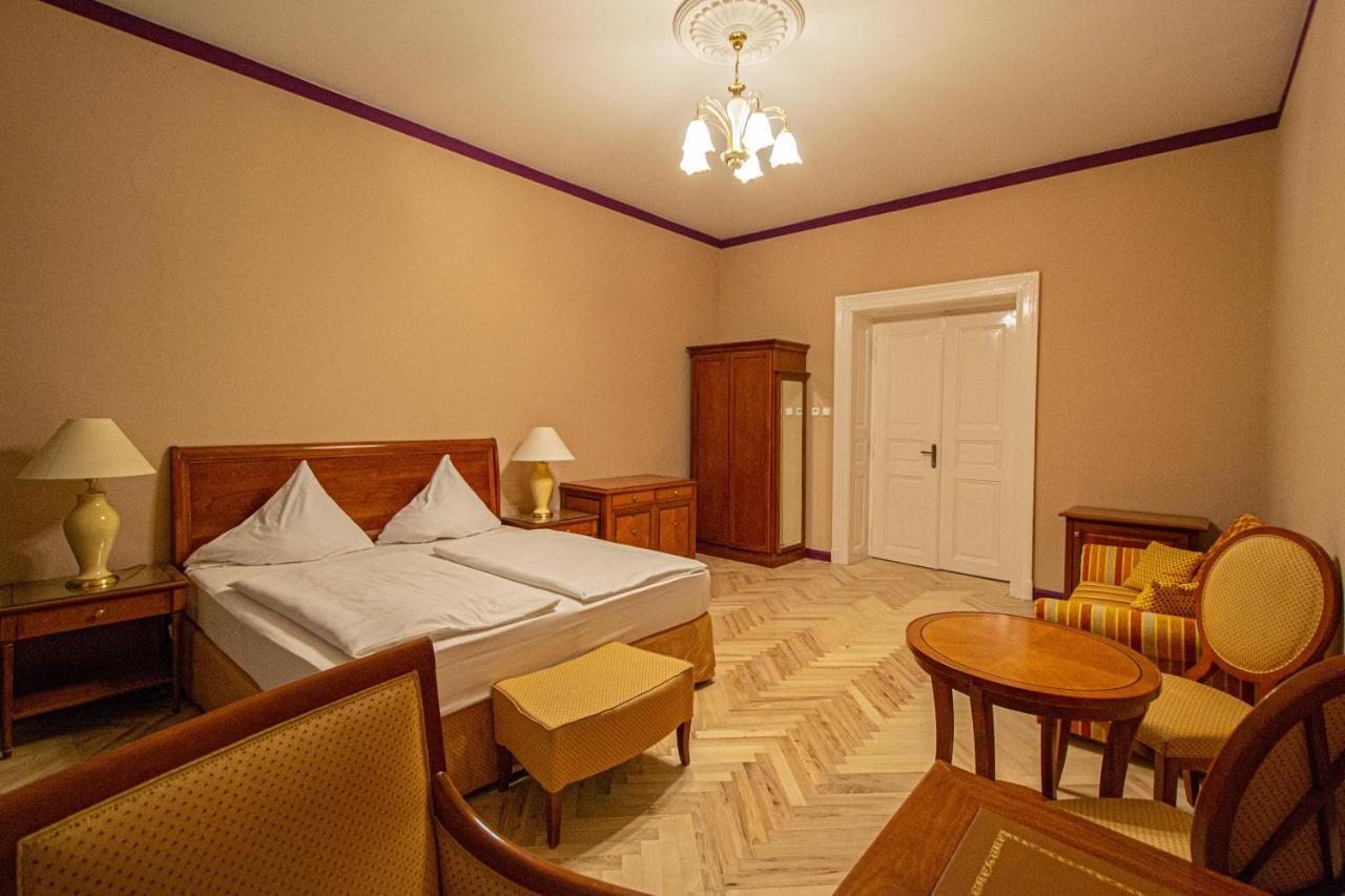 4 Bedrooms 130m2 At The Main Square Prague