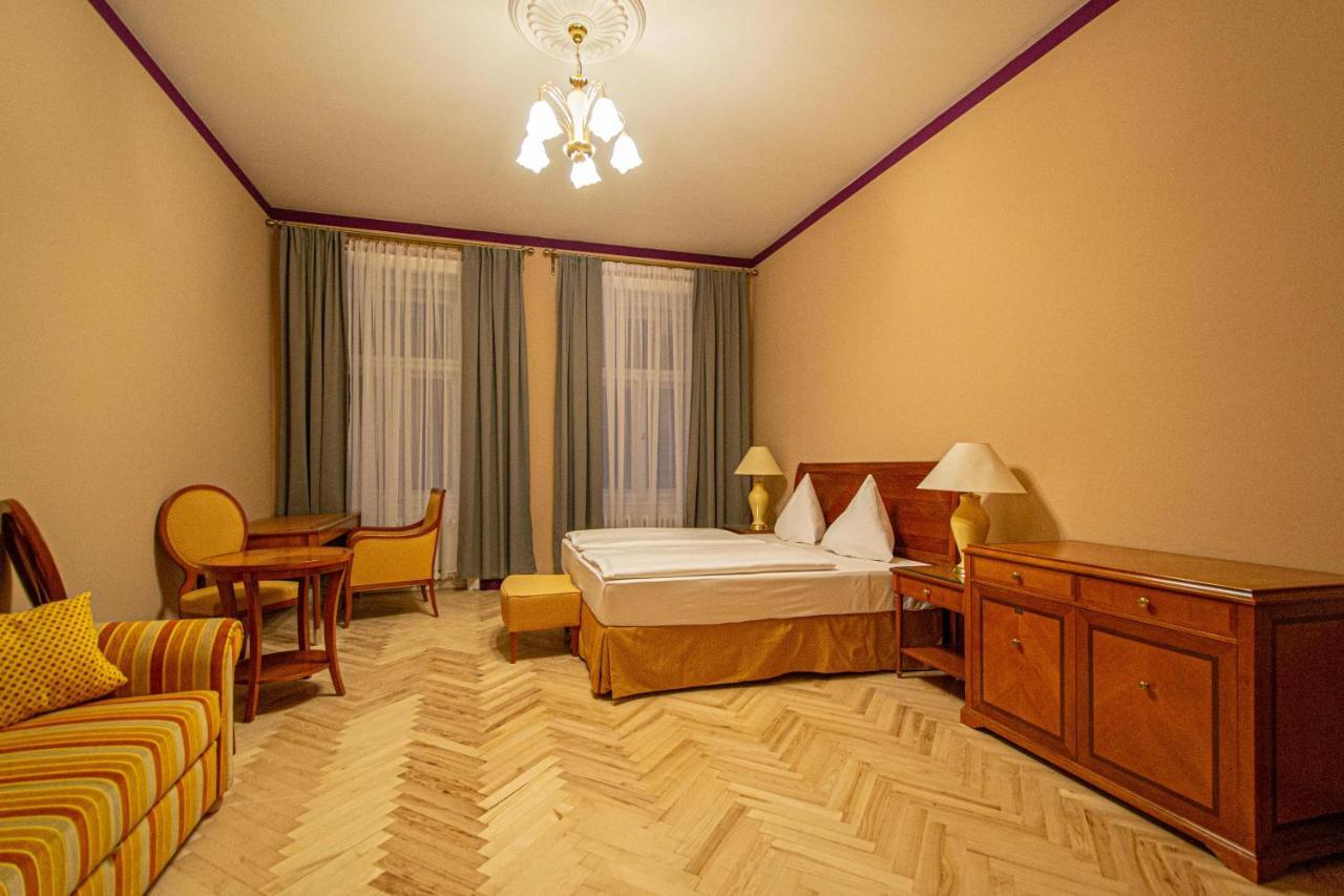 Apartment 4 Bedrooms 130m2 At The Main Square Prague