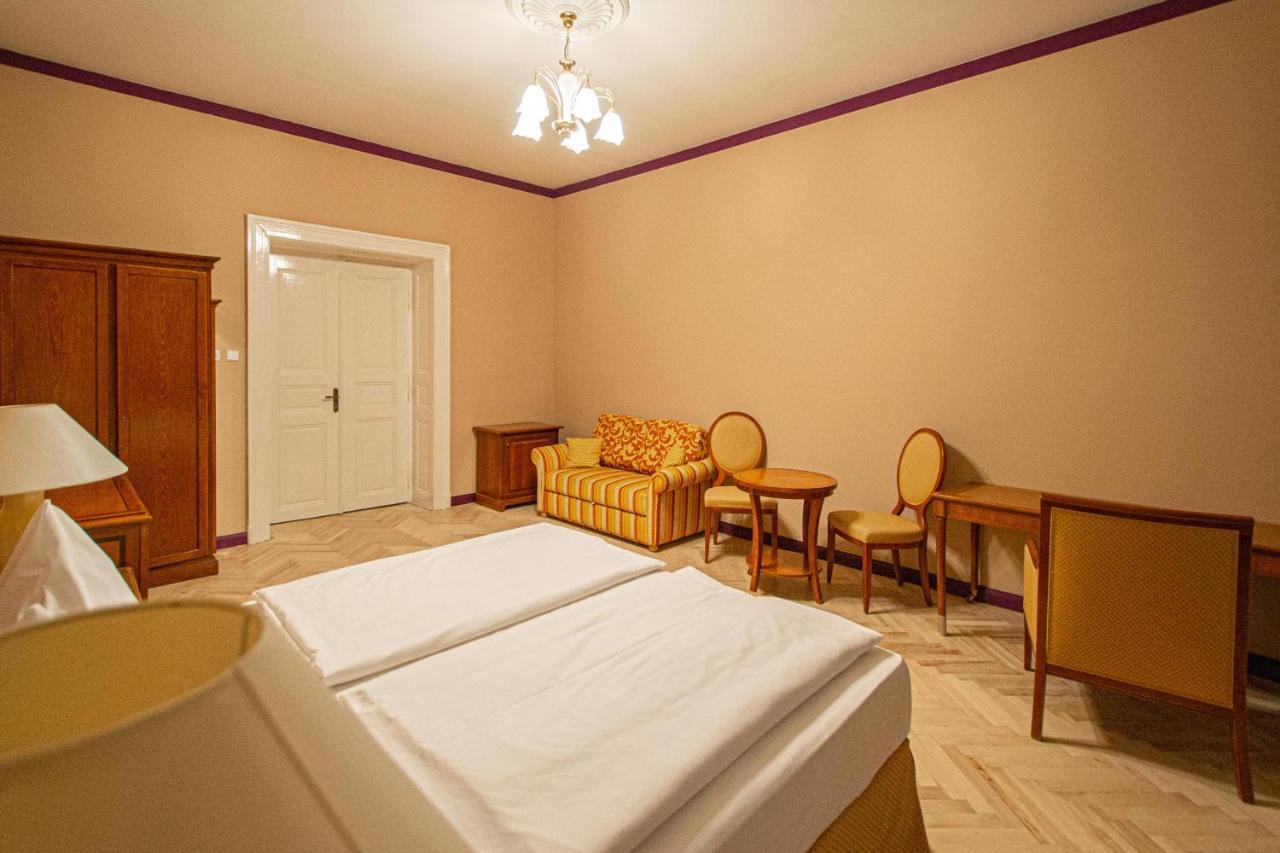 4 Bedrooms 130m2 At The Main Square Apartment Prague