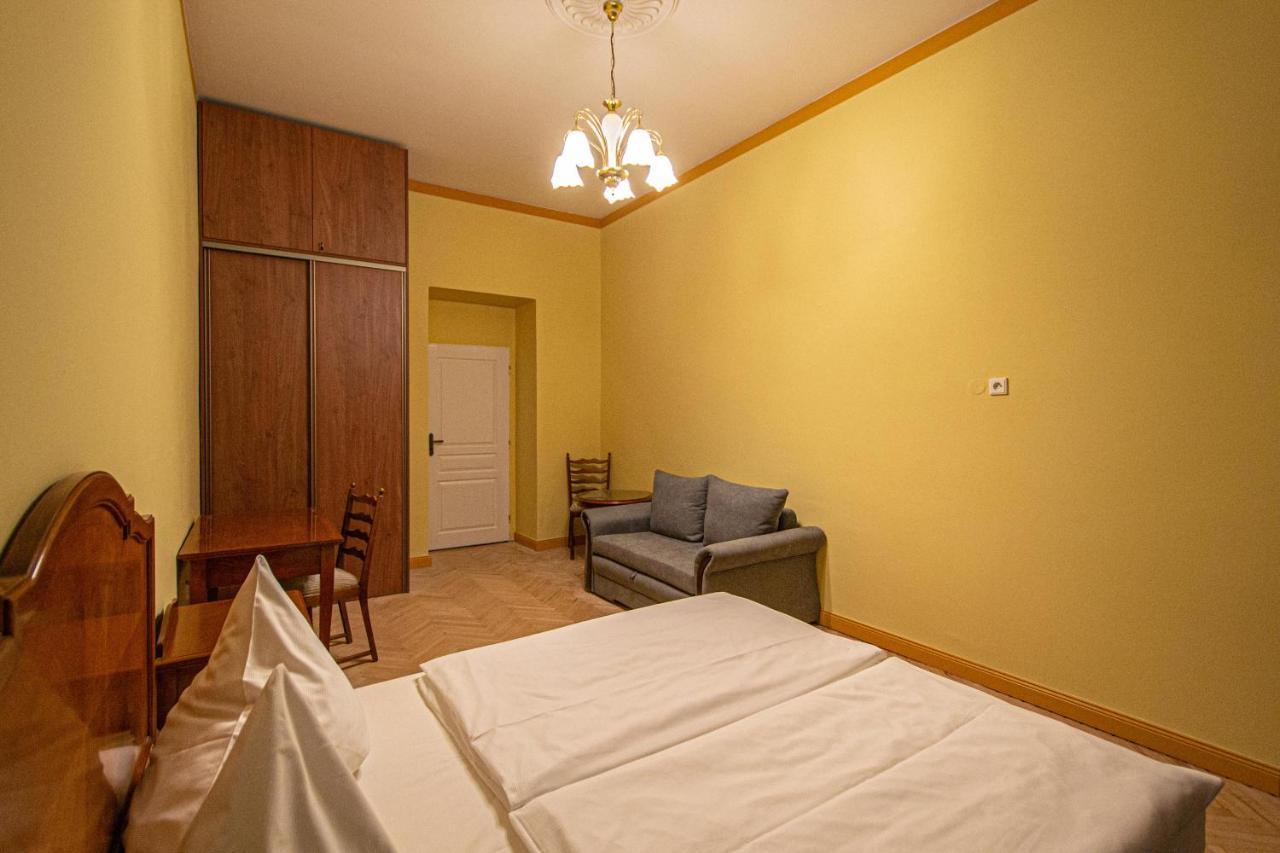 4 Bedrooms 130m2 At The Main Square Apartment Prague