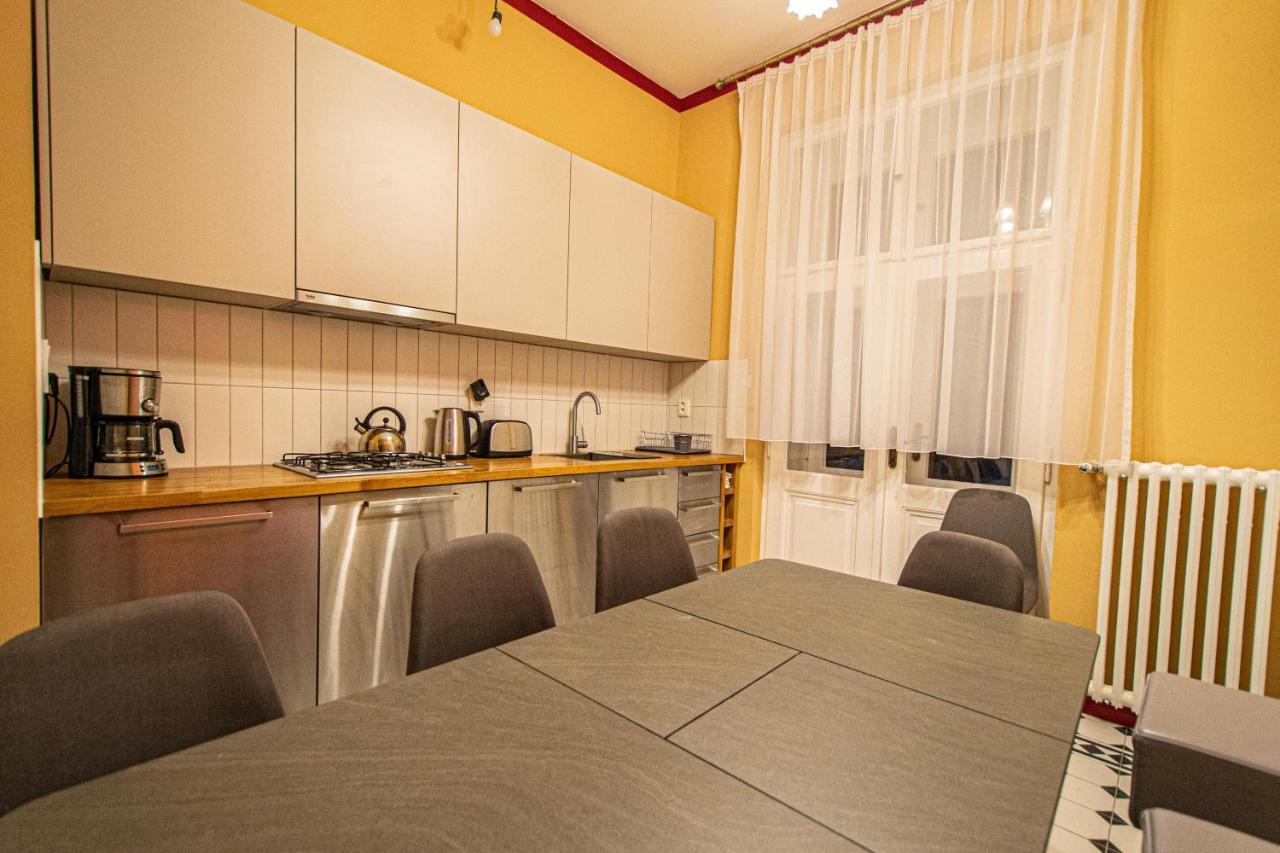 4 Bedrooms 130m2 At The Main Square Prague