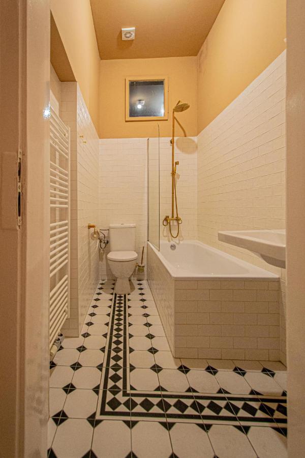 4 Bedrooms 130m2 At The Main Square Apartment Prague