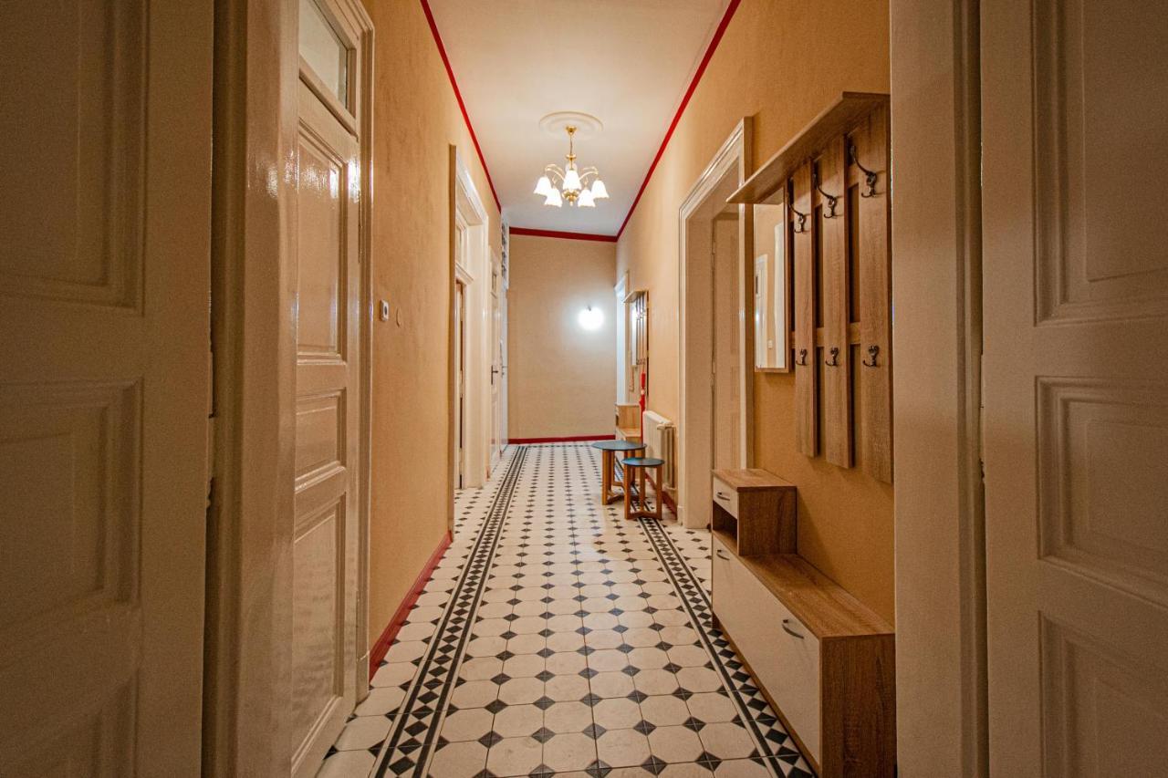 Apartment 4 Bedrooms 130m2 At The Main Square Prague
