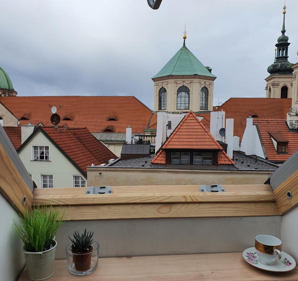 Cozy View Location Charles Bridge