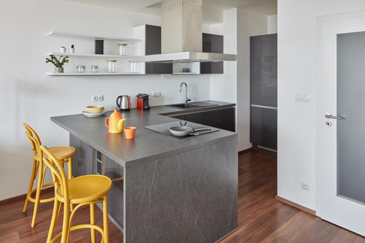 Days - Bright Interior - Free Parking - Spacious Layout * Prague