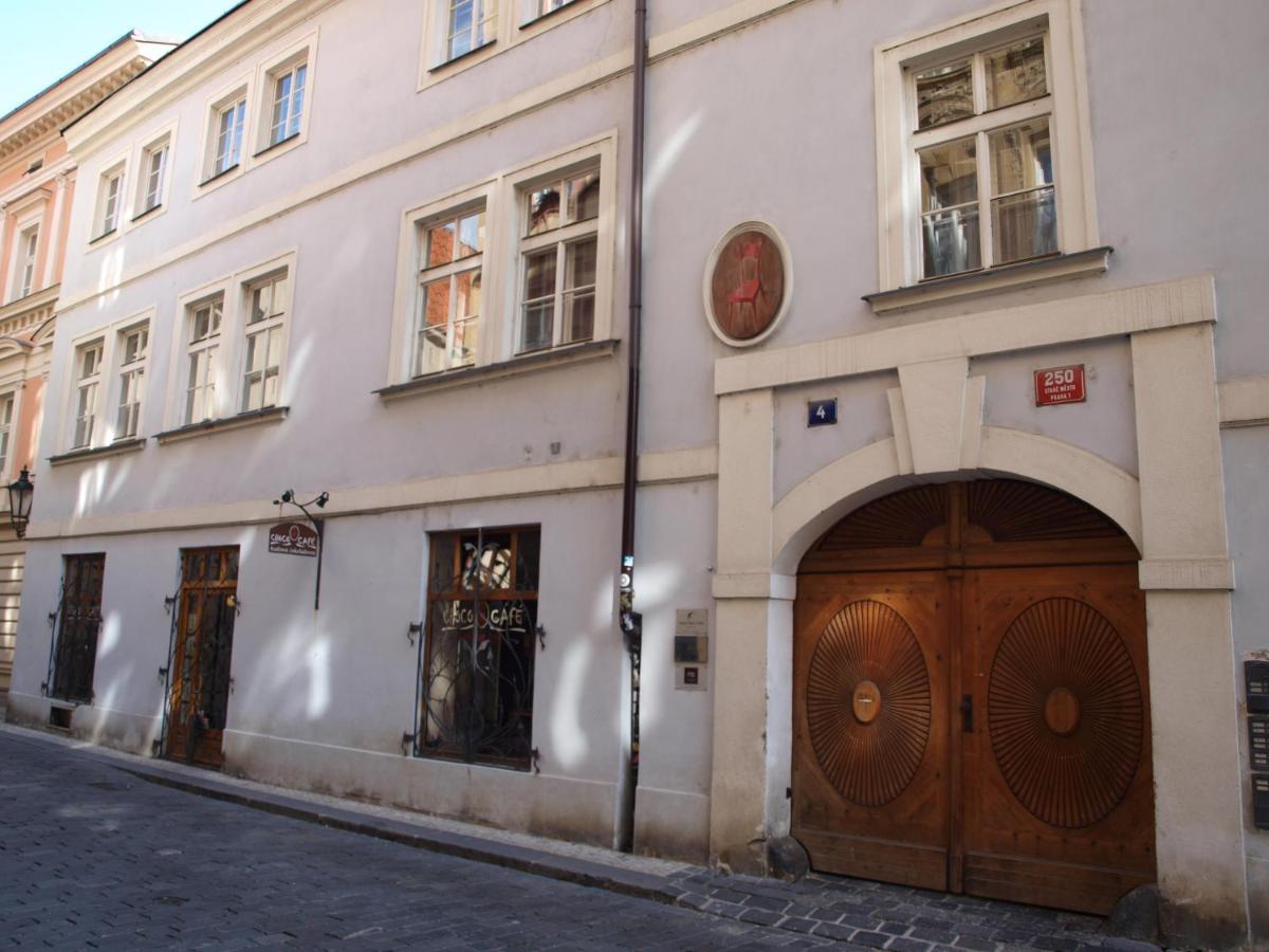 U Cervene Zidle - Red Chair Hotel