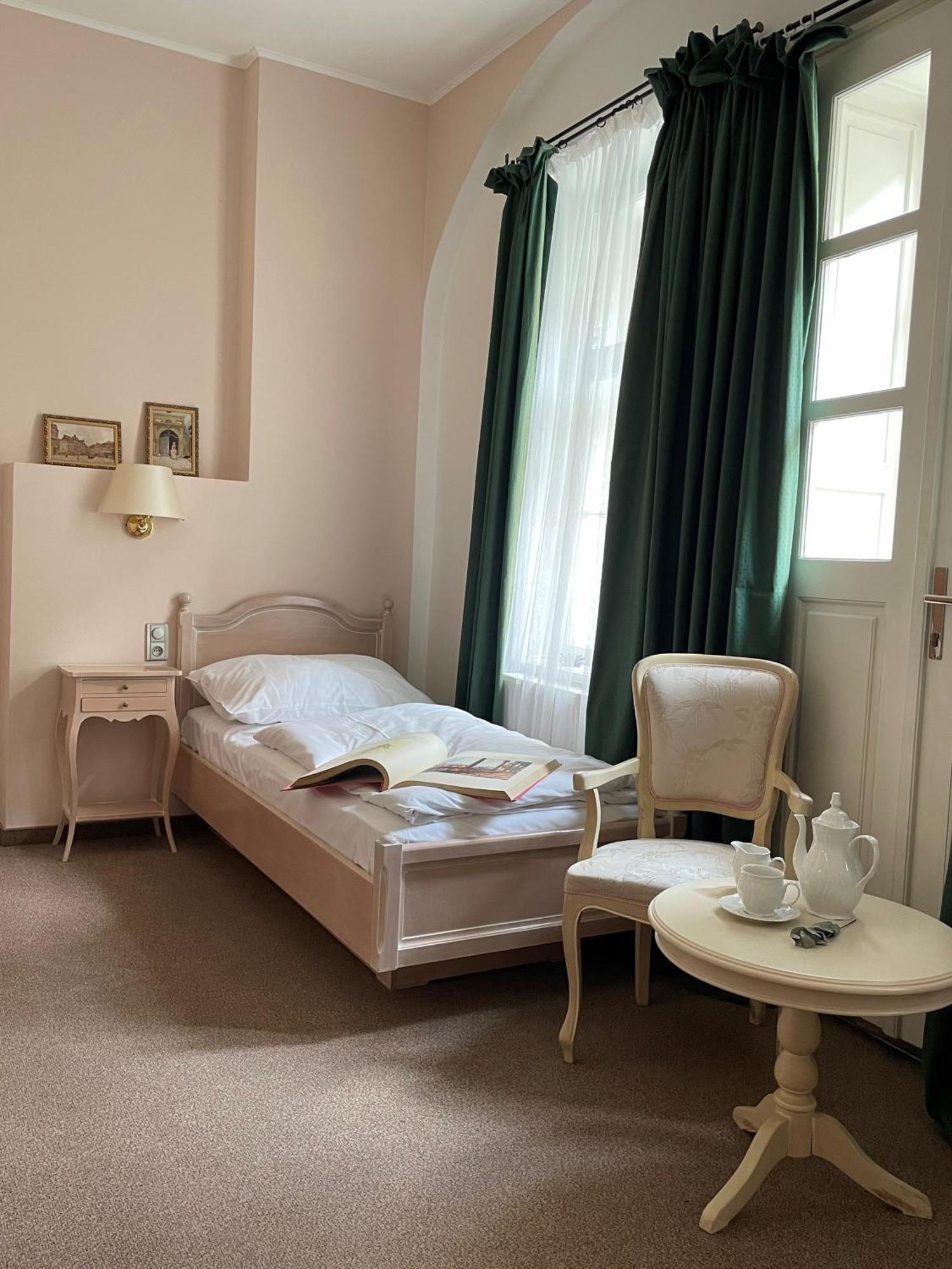 U Cervene Zidle - Red Chair 3* Prag