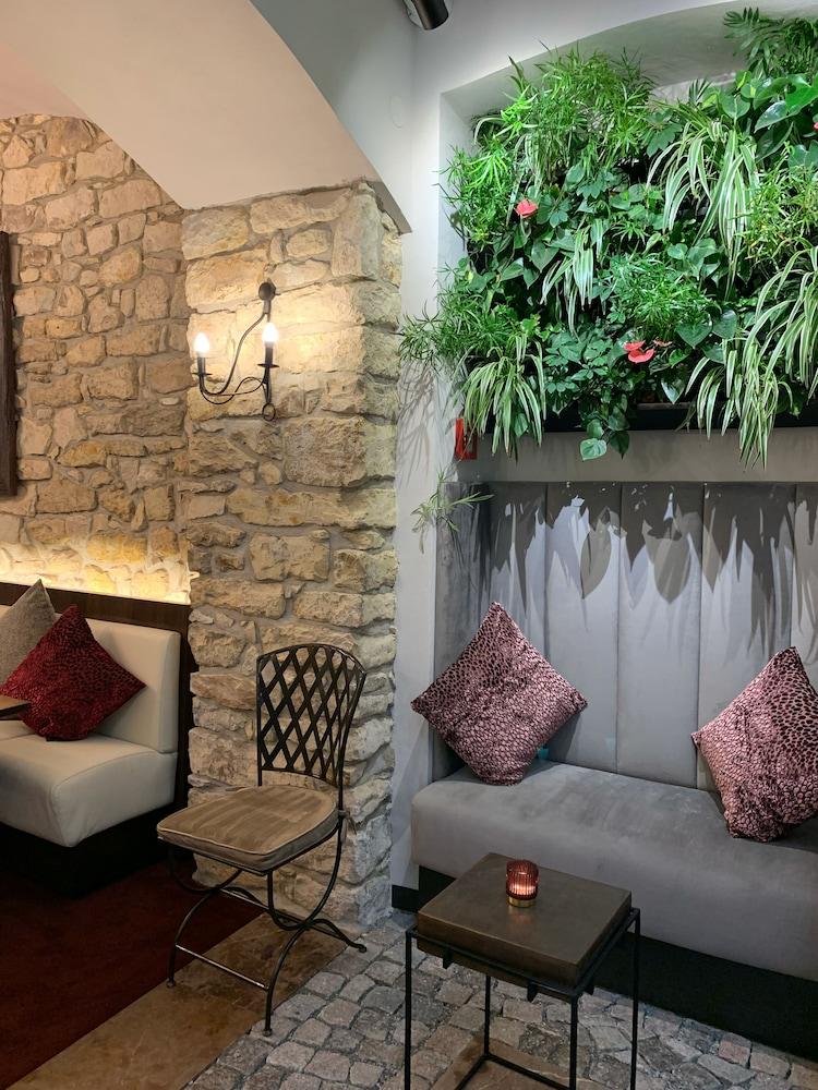 Agnes Hotel