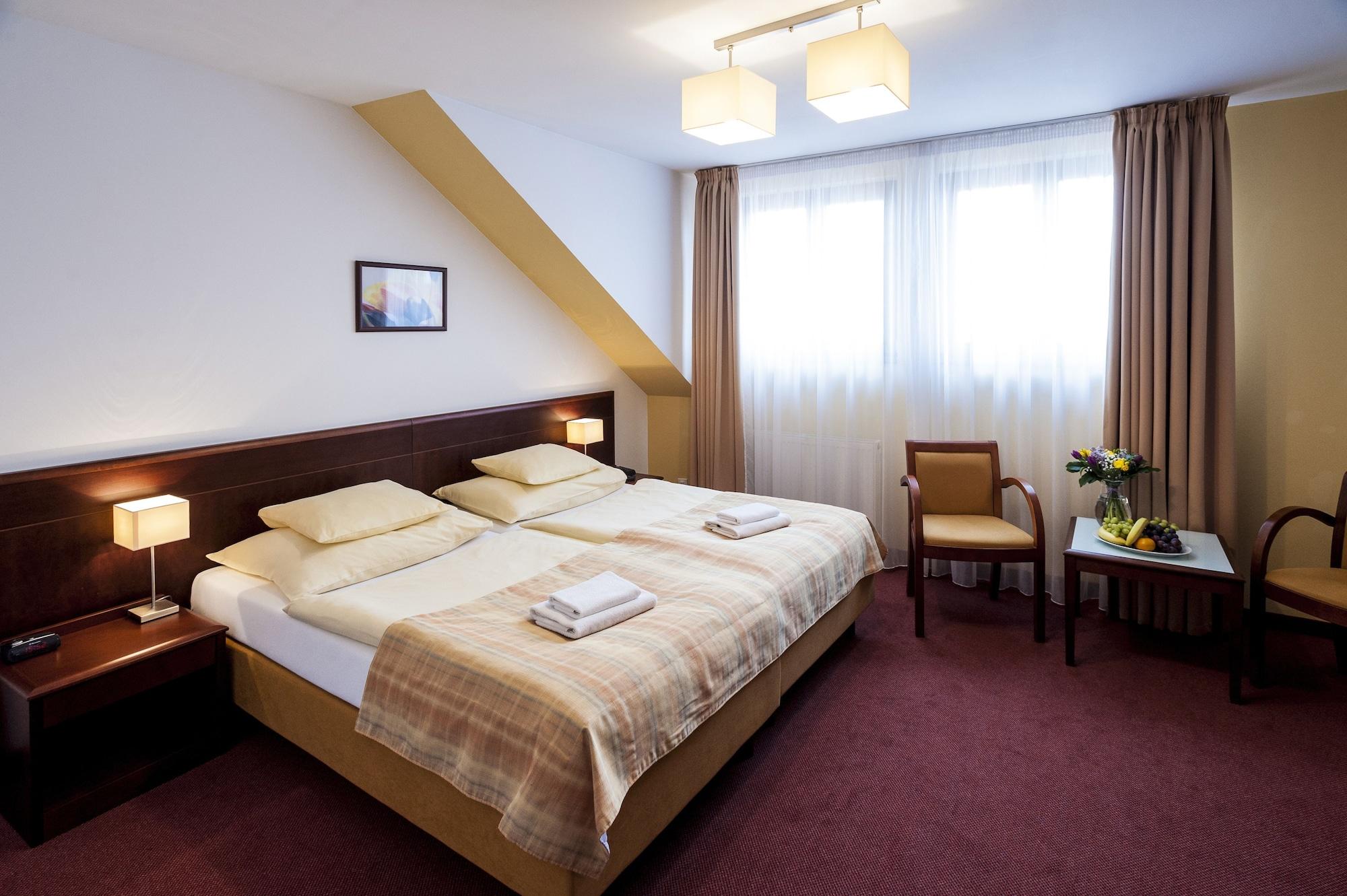 Petr Otel 3*