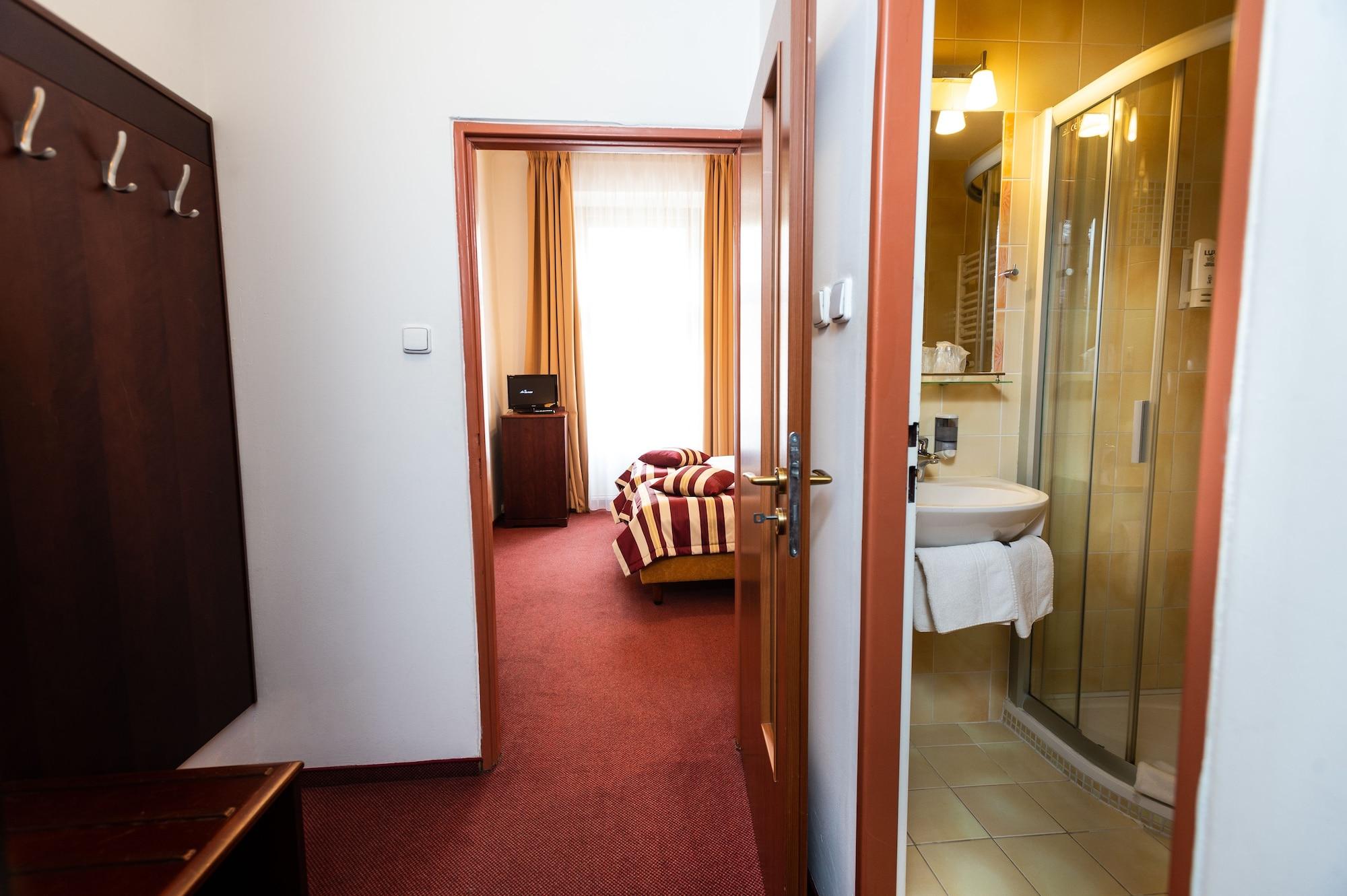 Petr Otel 3*