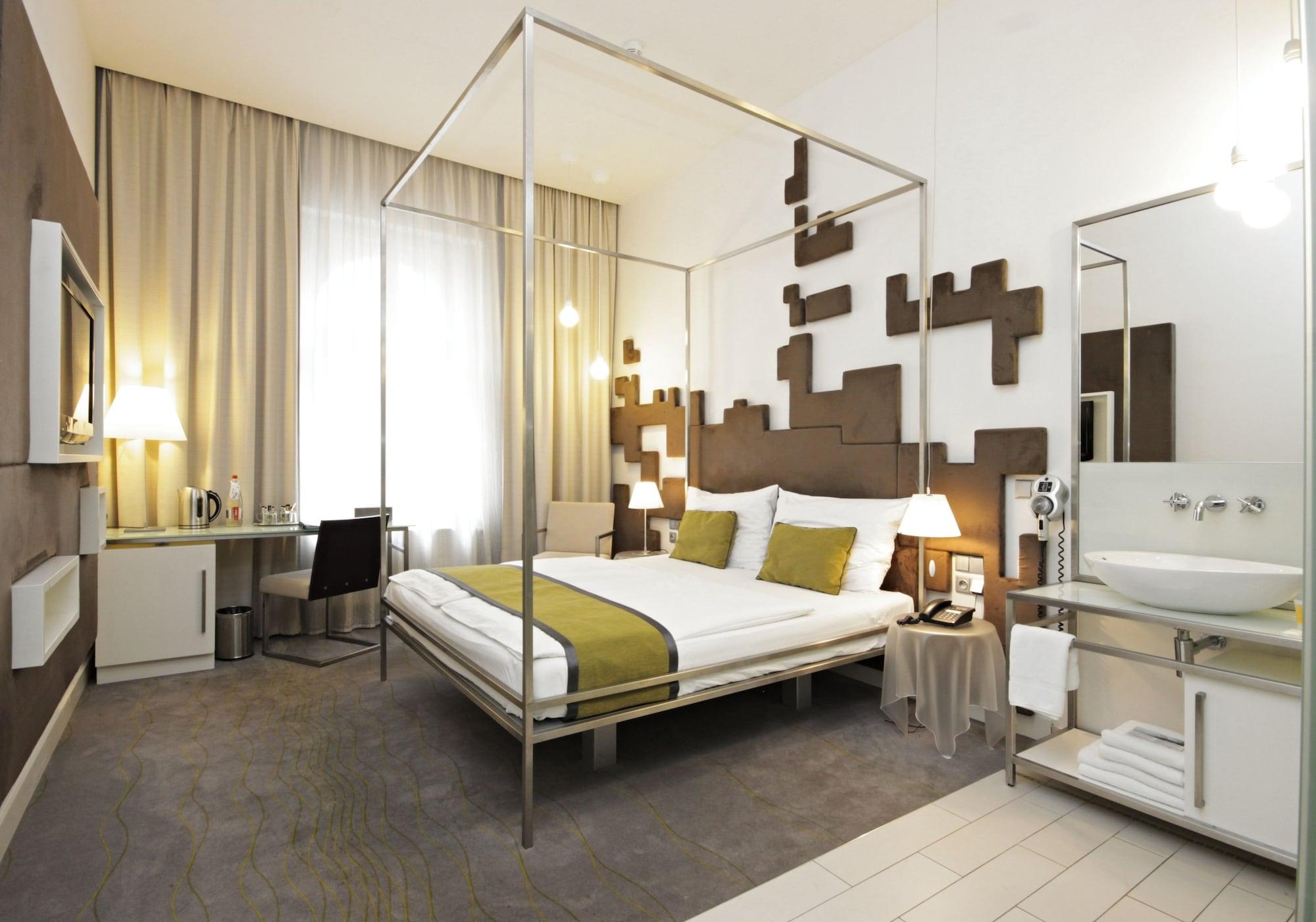 Hotel Pure White