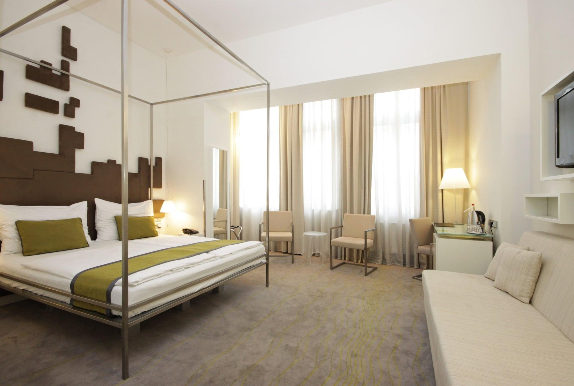 Hotel Pure White