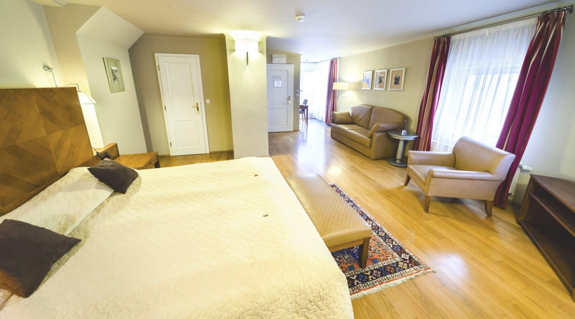 Hotel The Golden Wheel