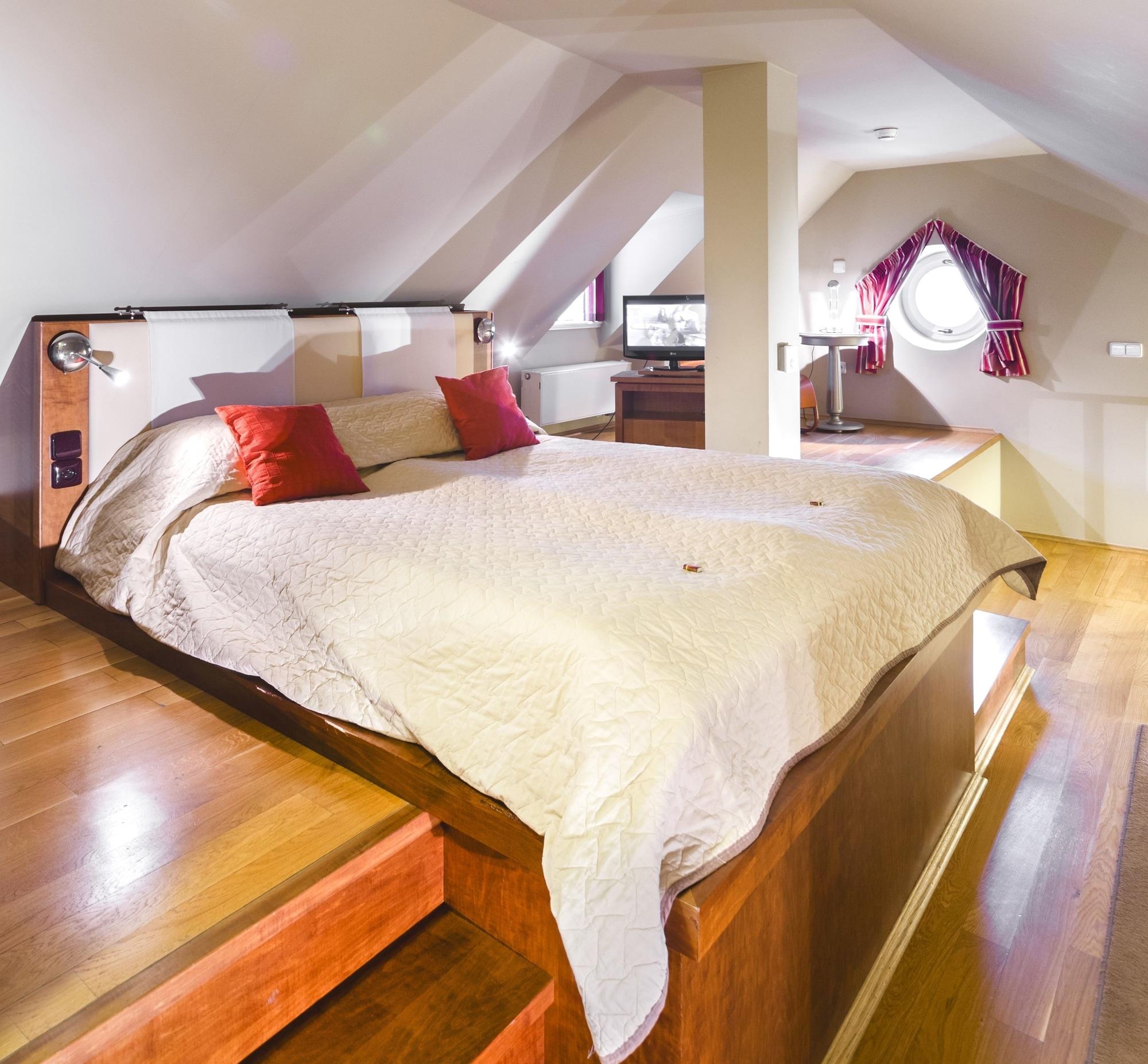 Hotel The Golden Wheel 4*