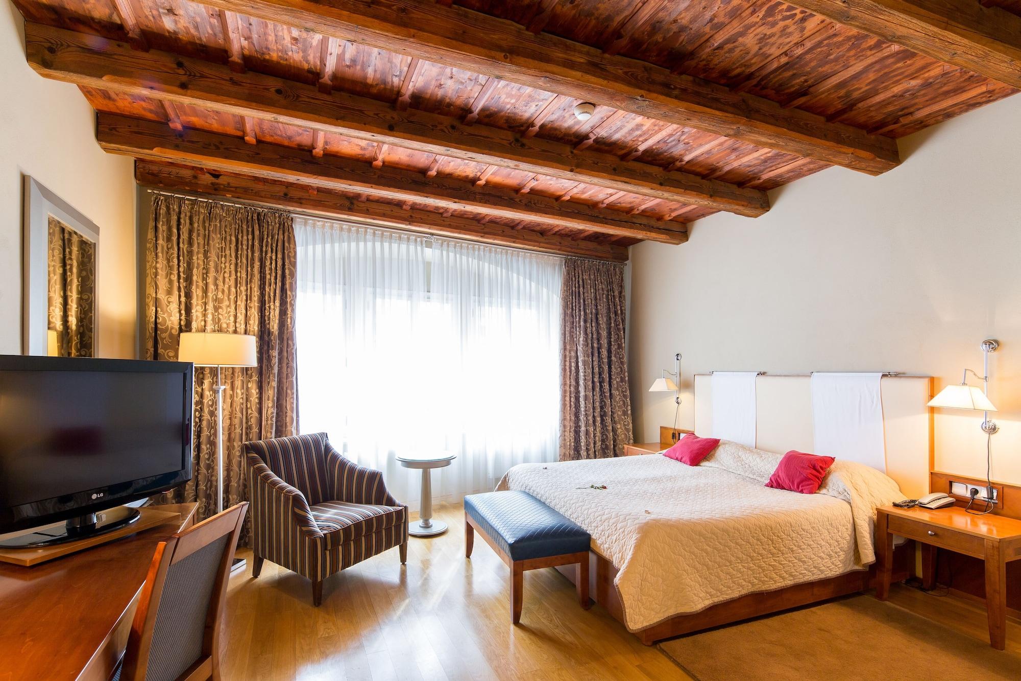 The Golden Wheel Hotel