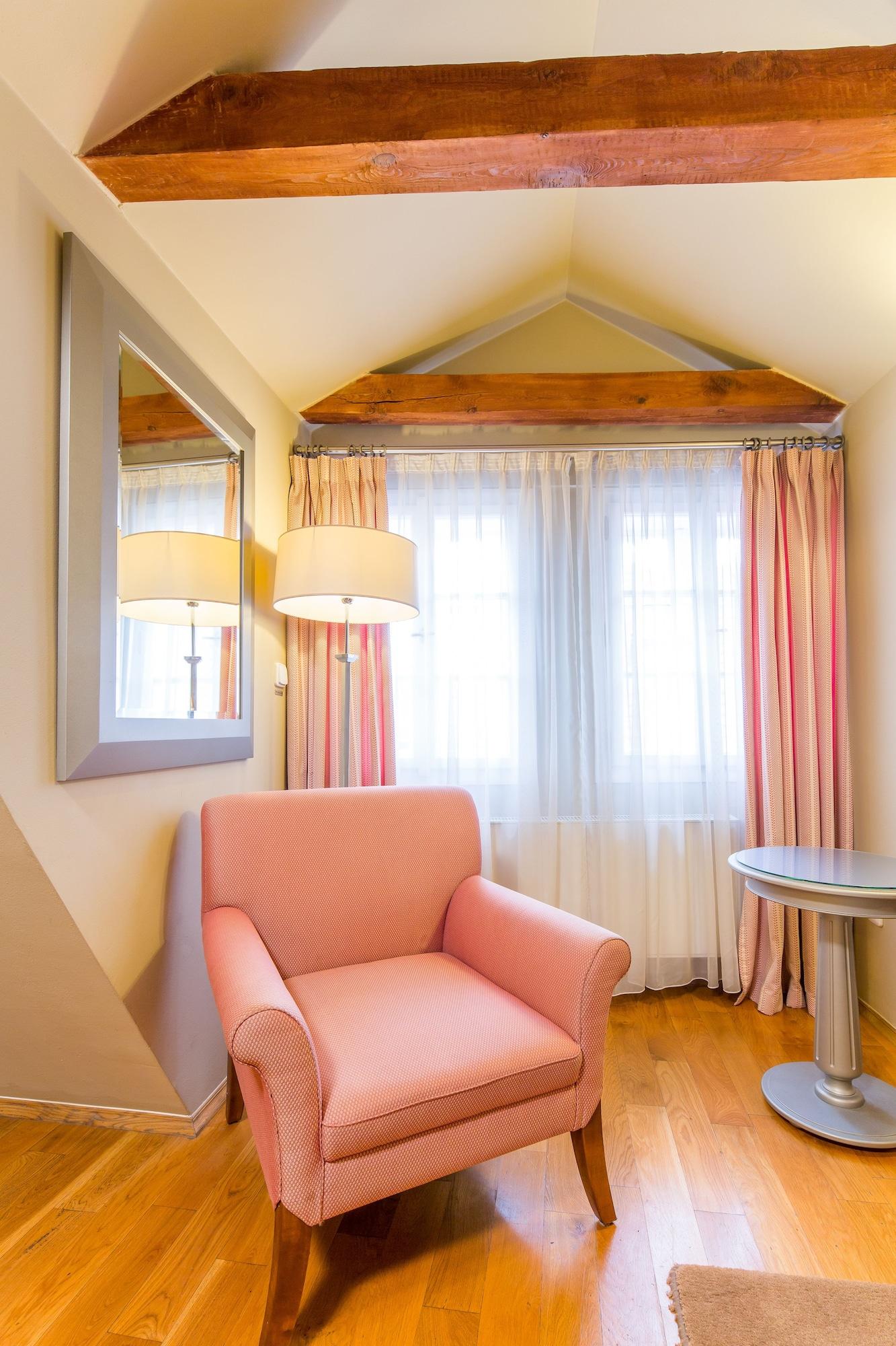The Golden Wheel Hotel 4*