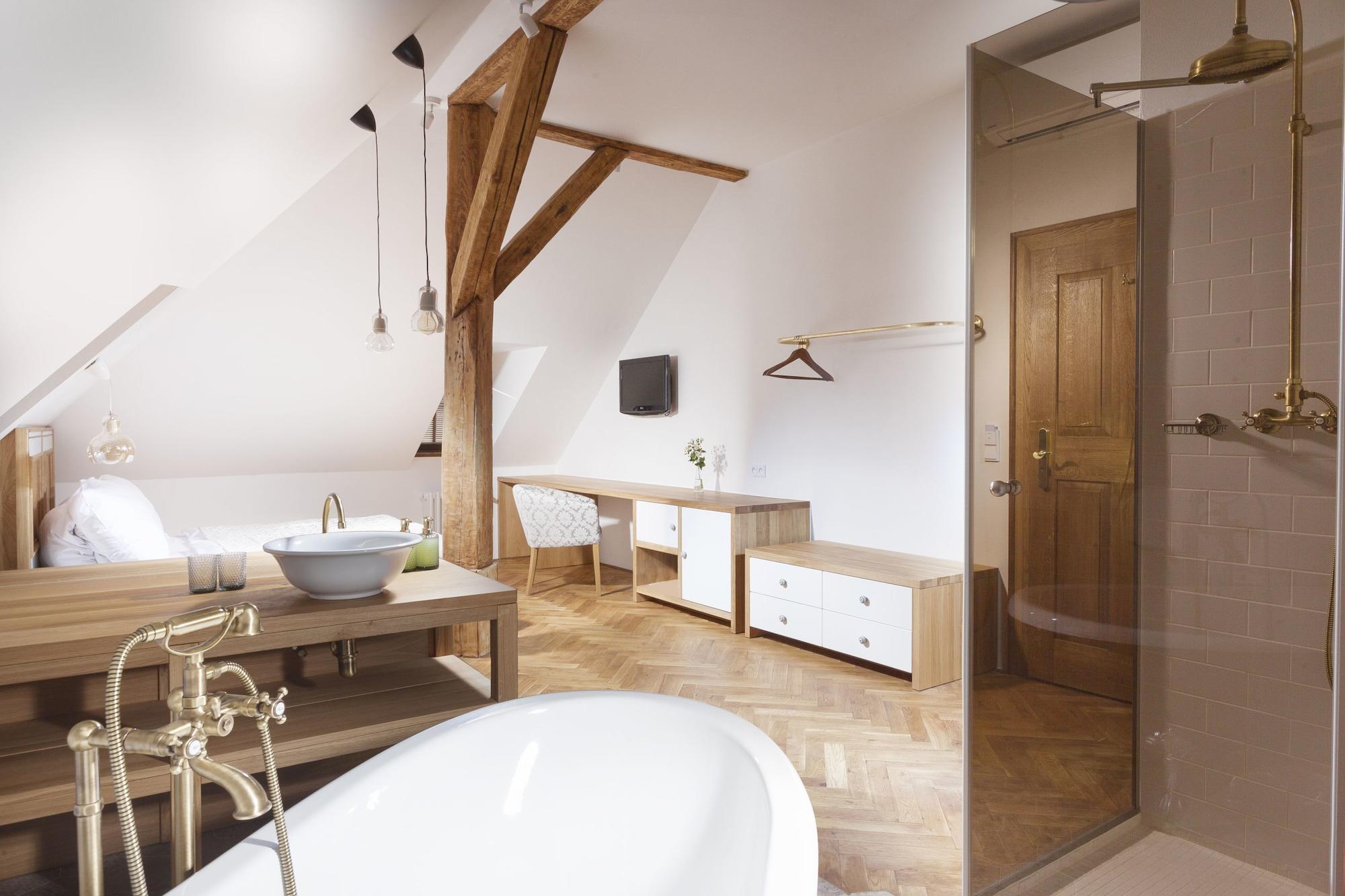 Hotel At The Golden Scissors