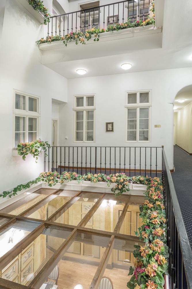 Otel Pod Vezi Prag
