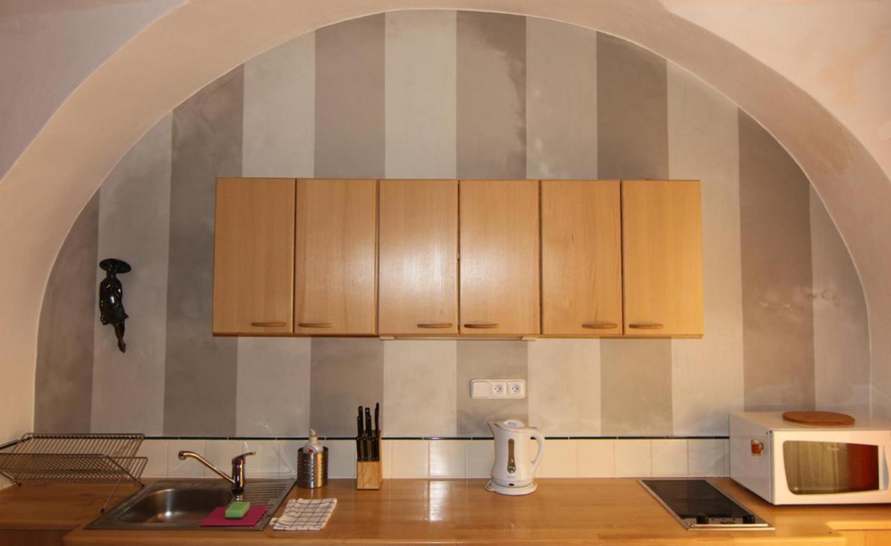 Rustic Ground Floor In Mala Strana *