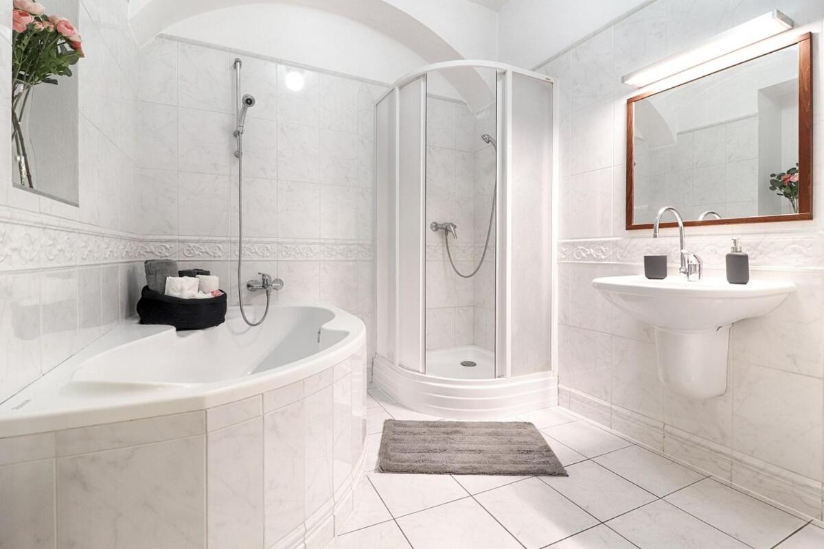 Bright & Spacious At Mala Strana, Charles Bridge 3 Min Of Walk Apartment Prag