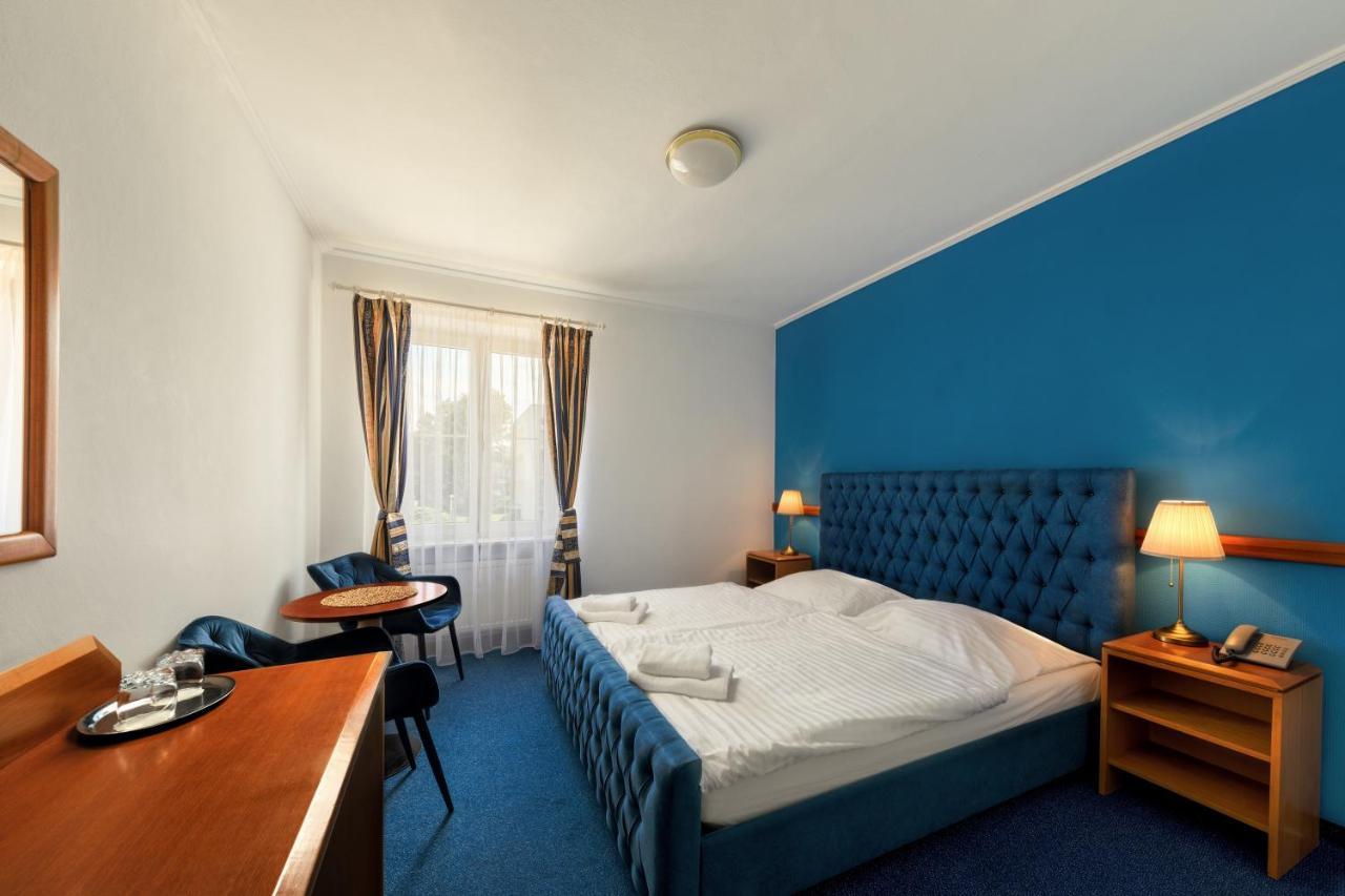 Hotel Carl Restaurant & Free Parking